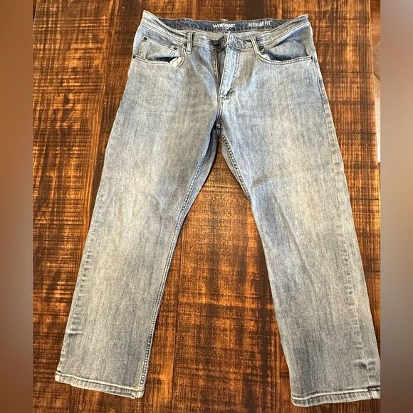 EUC- Men’s Wrangler Regular Fit Straight Leg Jeans - Picture 2 of 4